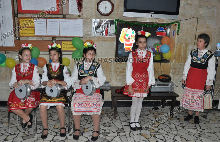 Стихове и песни със съпровод на тарамбуки веселиха старците в Кенана