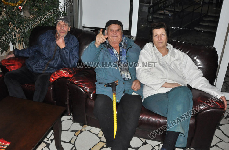 Стихове и песни със съпровод на тарамбуки веселиха старците в Кенана