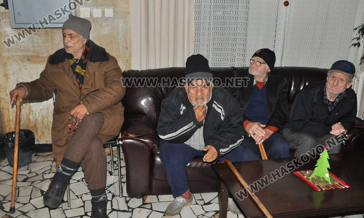 Стихове и песни със съпровод на тарамбуки веселиха старците в Кенана