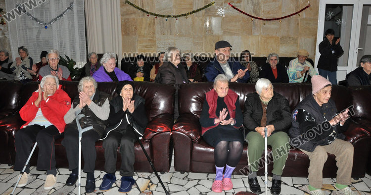 Стихове и песни със съпровод на тарамбуки веселиха старците в Кенана
