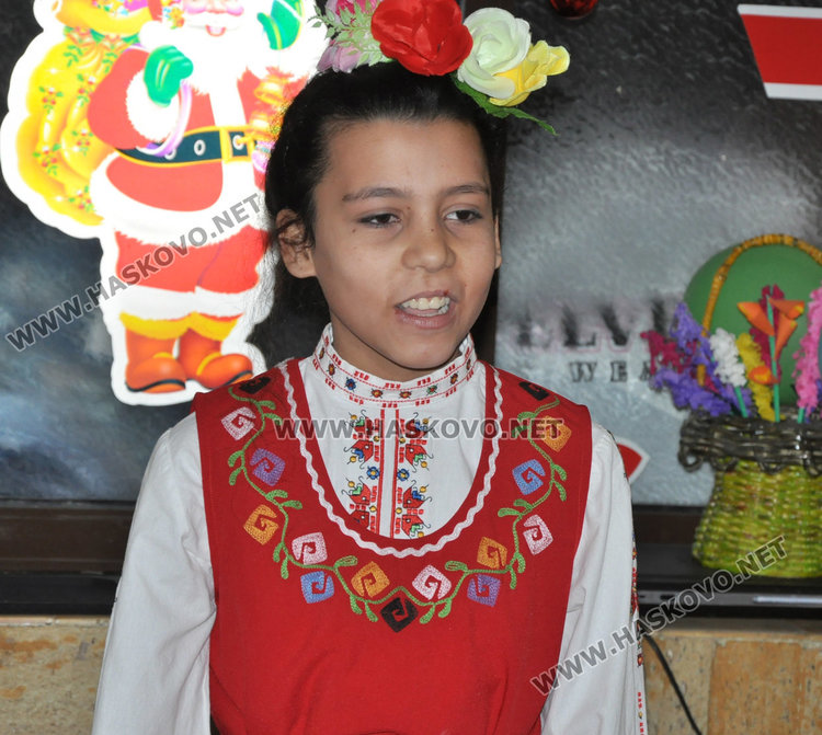 Стихове и песни със съпровод на тарамбуки веселиха старците в Кенана