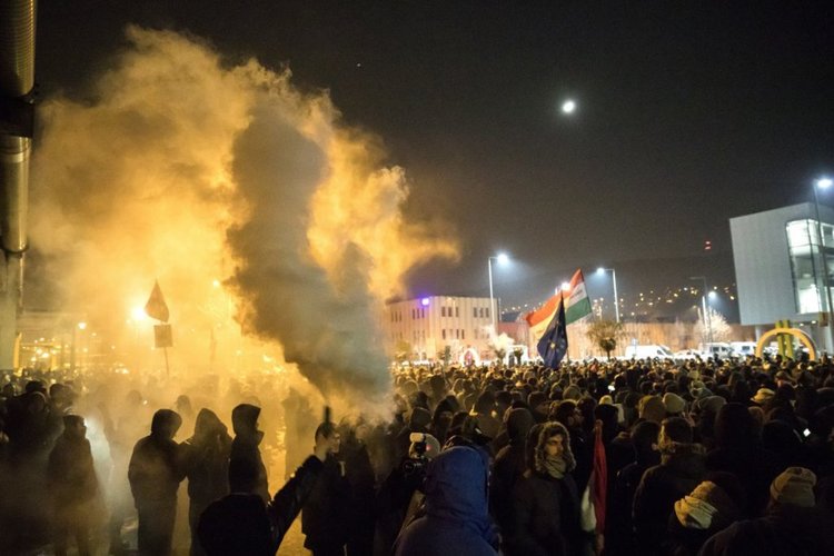В Унгария изхвърлиха протестиращи опозиционни депутати от държавната телевизия