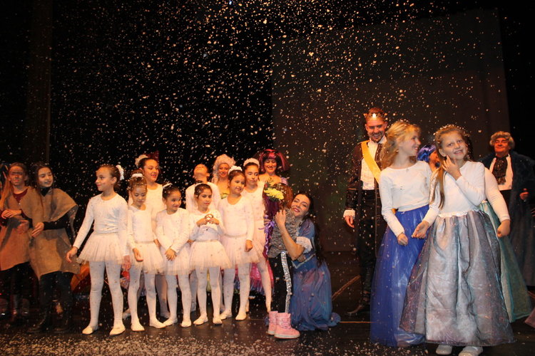 Великолепен спектакъл дари Цвета Караянчева на малките кърджалийчета