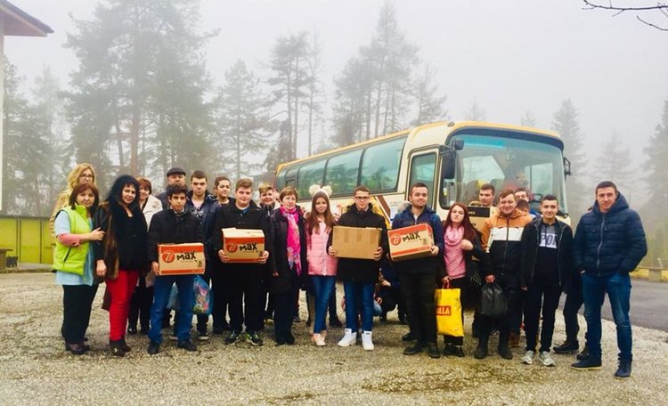 Ученици от Мадан разплакаха от радост възрастни хора от дома във Фатово