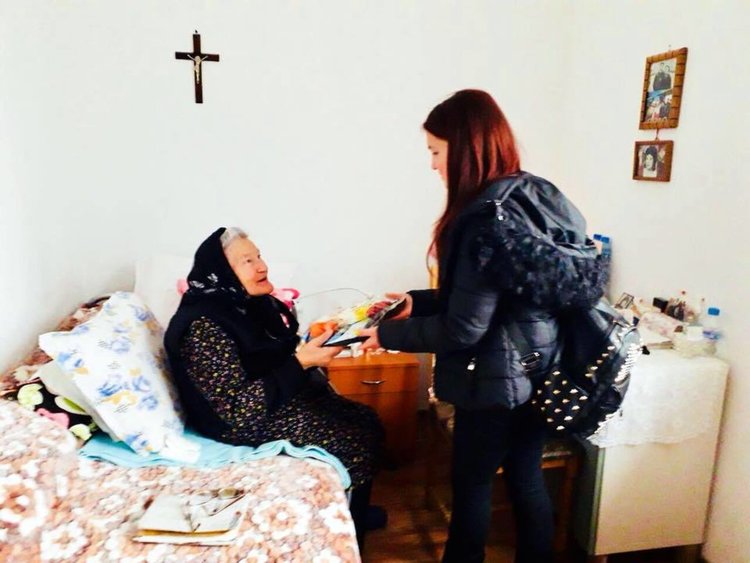 Ученици от Мадан разплакаха от радост възрастни хора от дома във Фатово