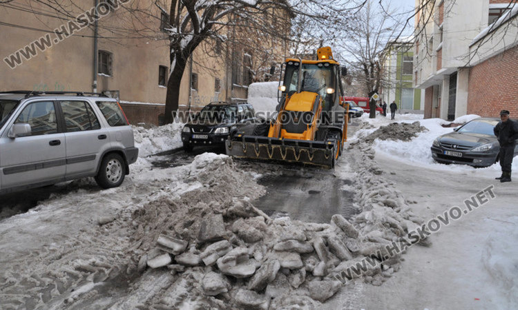 32 машини в готовност да чистят сняг в община Хасково