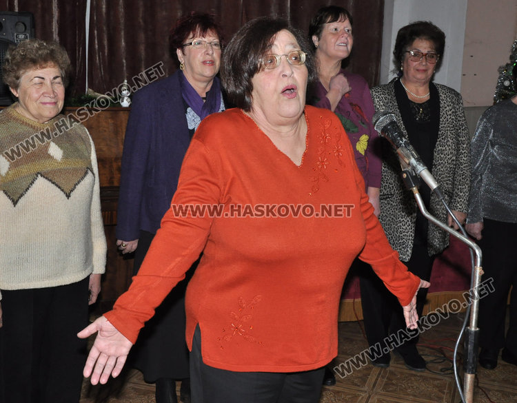 Коледни песни и пенсионерски каламбури в читалище “Златаров”