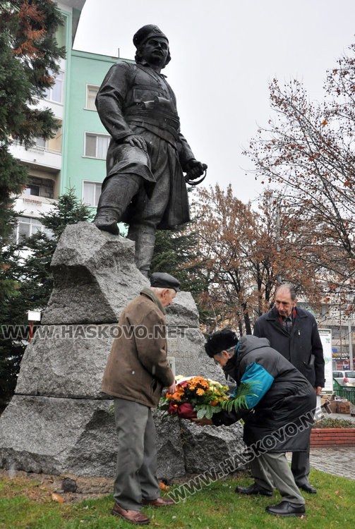 С поклон пред паметника на Капитан Петко тракийци отбелязаха 174 години от рождението му 