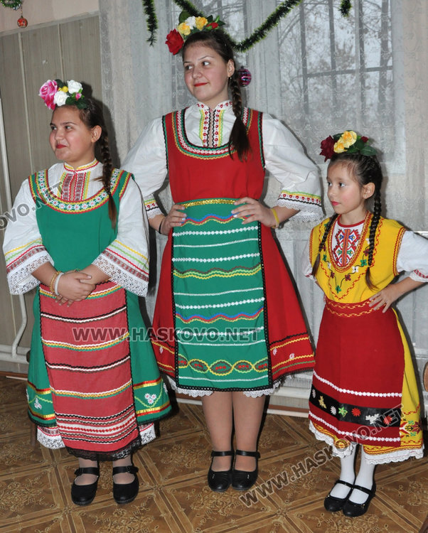 Коледни песни и пенсионерски каламбури в читалище “Златаров”