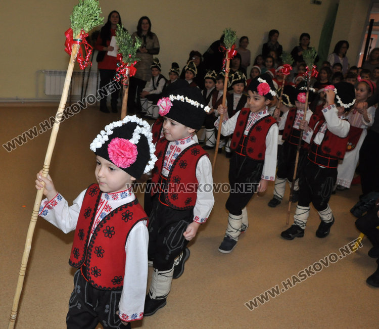 Фестивал „Коледарче“ се проведе за първи път в градина „Слънце“