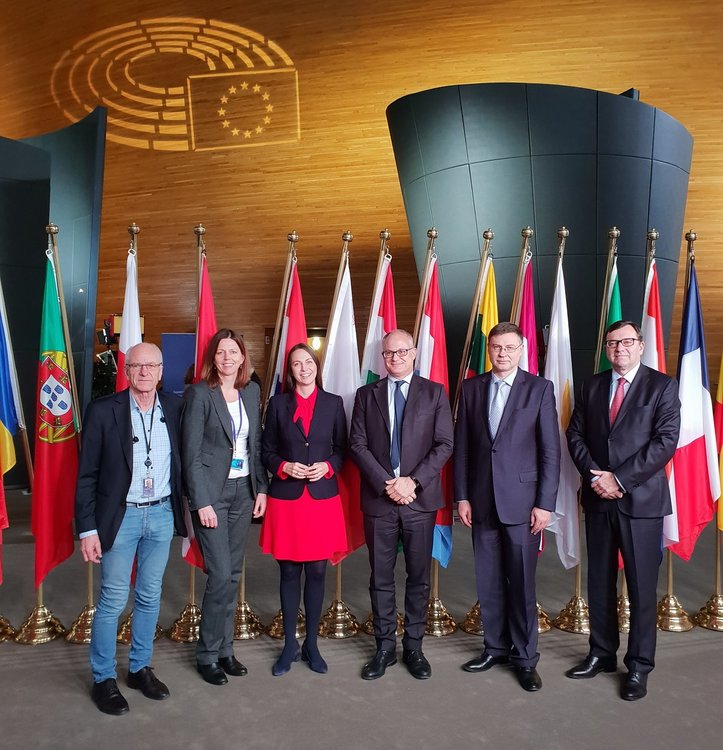 Поне 30 лева по-ниски такси при преводи в евро през 2019-а 