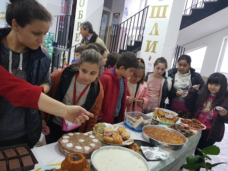 Ученици от Бенковски даряват болни деца