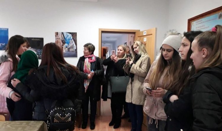 Ученици от Мадан разплакаха от радост възрастни хора от дома във Фатово