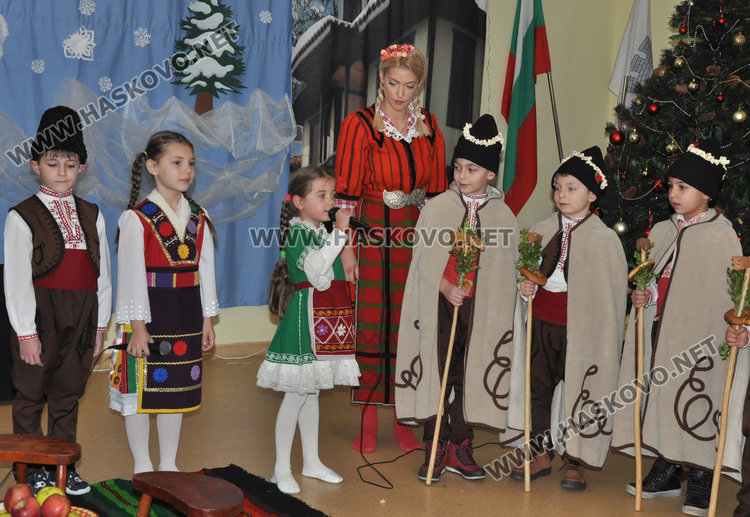 Фестивал „Коледарче“ се проведе за първи път в градина „Слънце“