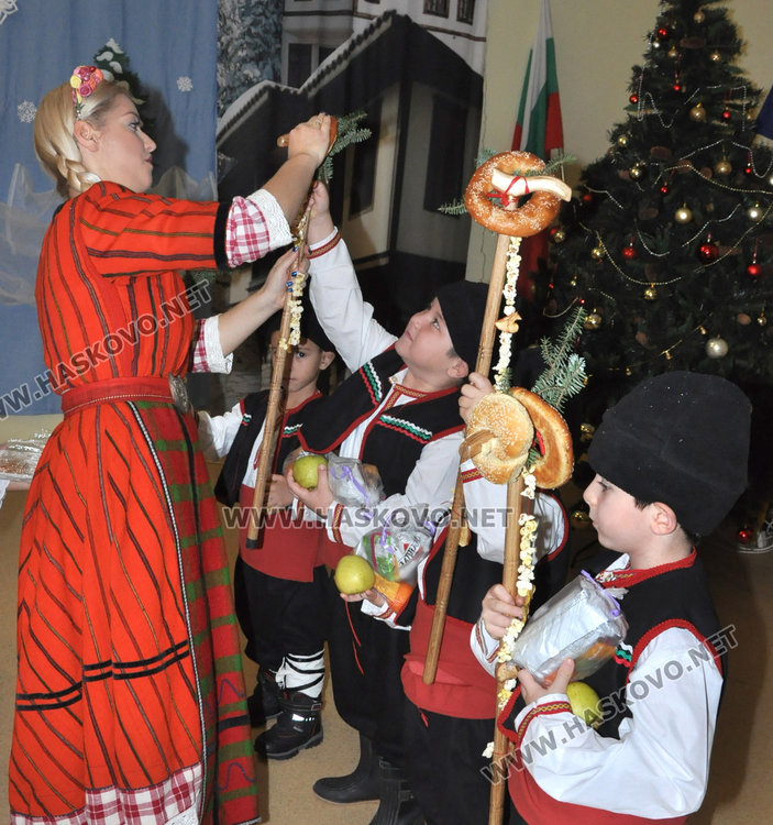 Фестивал „Коледарче“ се проведе за първи път в градина „Слънце“