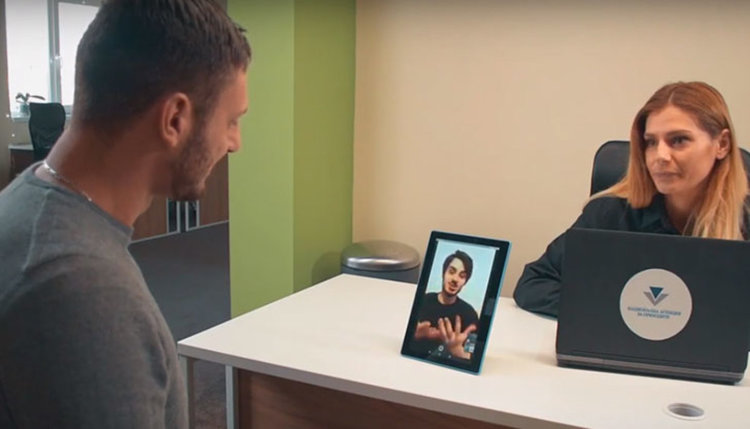 Хората с увреден слух комуникират със служители на НАП във видео връзка 