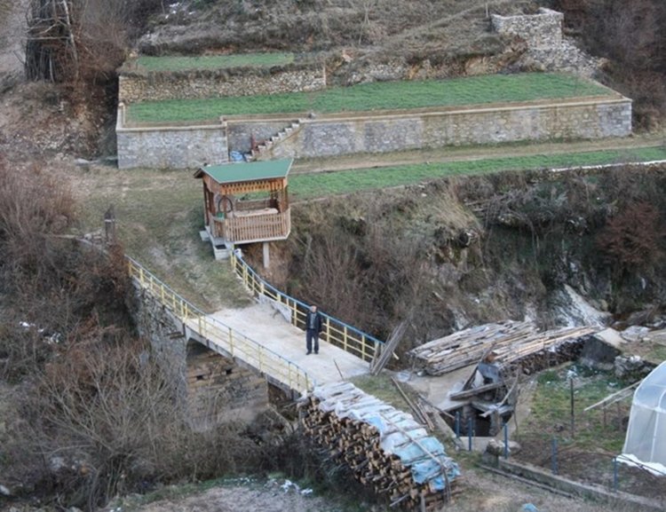 Този уникален градеж пенсионираният миньор е направил сам за две години труд и с лични средства