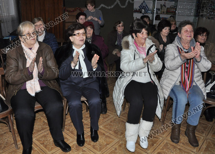 Коледни песни и пенсионерски каламбури в читалище “Златаров”