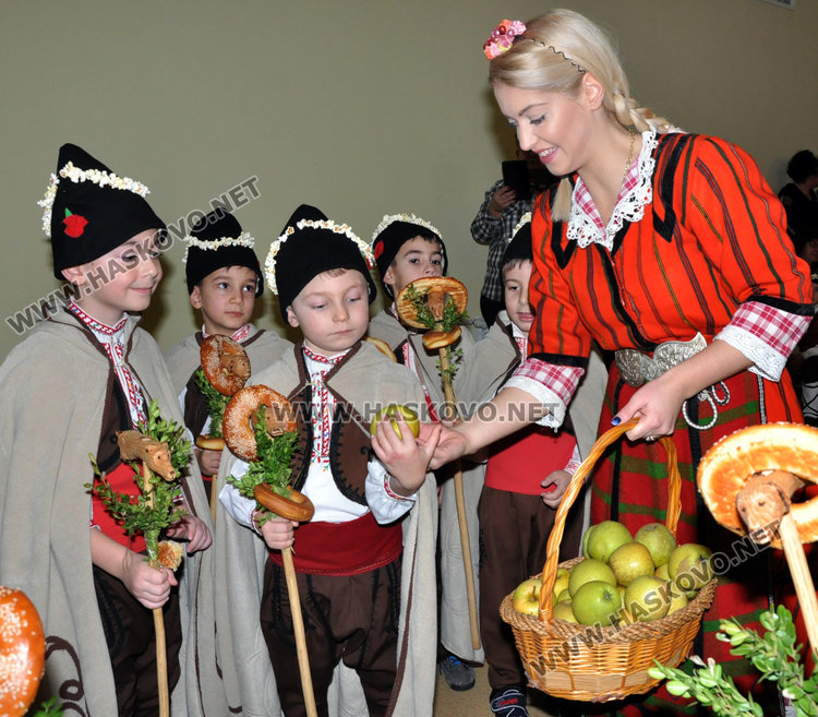 Фестивал „Коледарче“ се проведе за първи път в градина „Слънце“