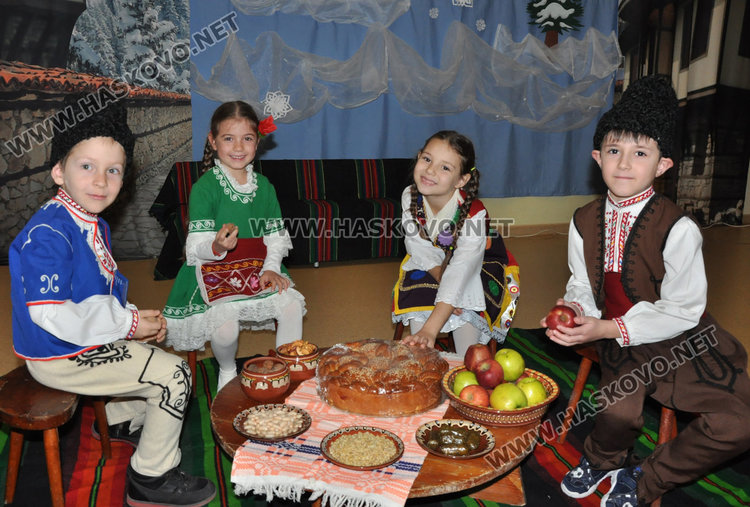 Фестивал „Коледарче“ се проведе за първи път в градина „Слънце“