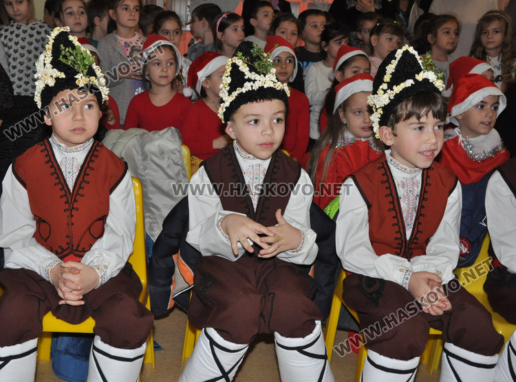 Фестивал „Коледарче“ се проведе за първи път в градина „Слънце“