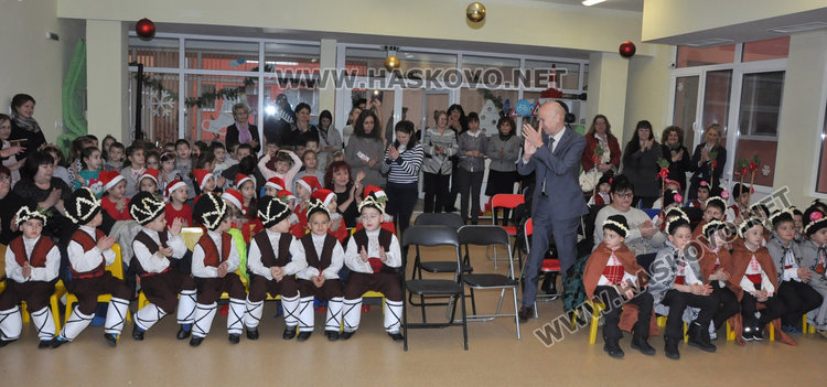 Фестивал „Коледарче“ се проведе за първи път в градина „Слънце“