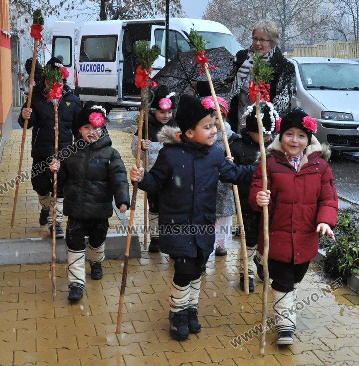 Фестивал „Коледарче“ се проведе за първи път в градина „Слънце“