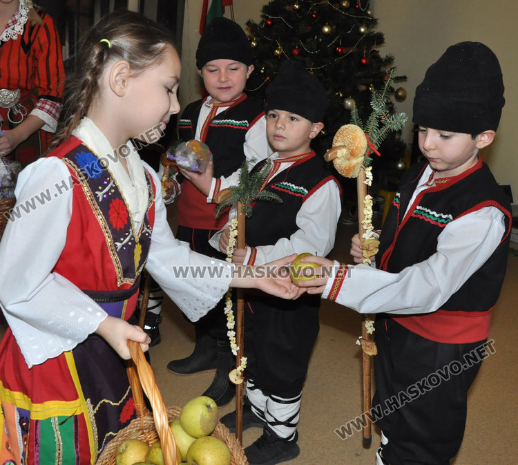 Фестивал „Коледарче“ се проведе за първи път в градина „Слънце“