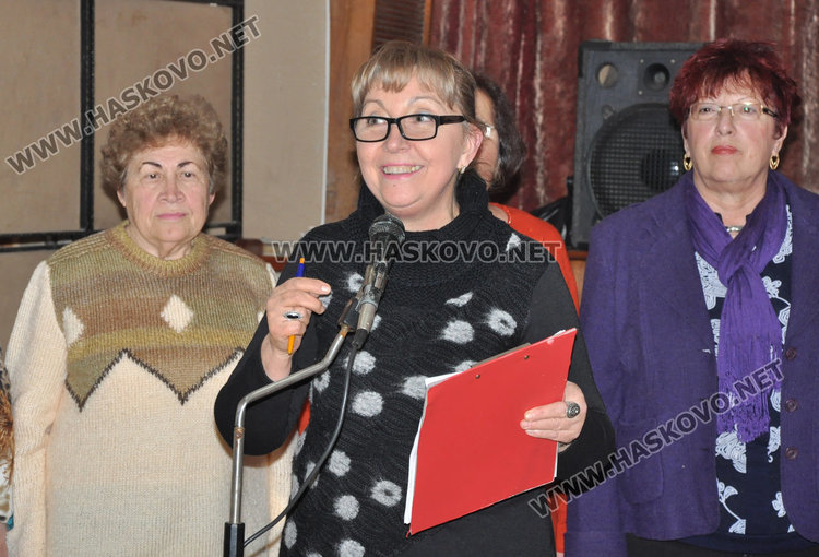 Коледни песни и пенсионерски каламбури в читалище “Златаров”