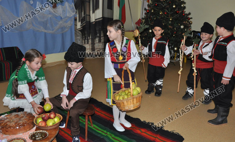 Фестивал „Коледарче“ се проведе за първи път в градина „Слънце“