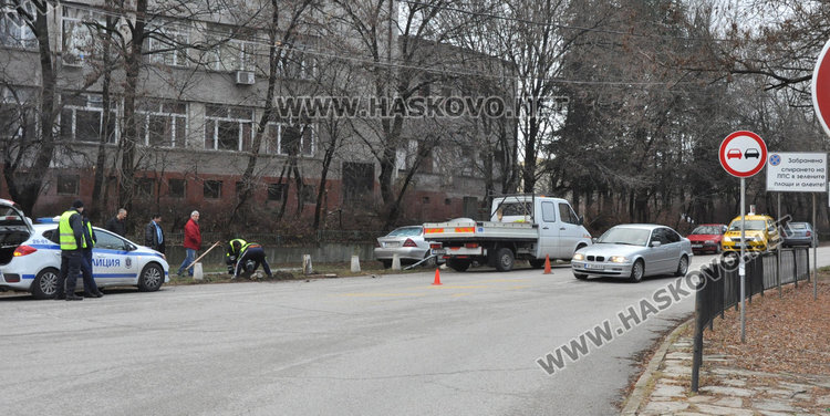 Младеж с Мерцедес разби бетонни конуси и пътен знак в Кенана