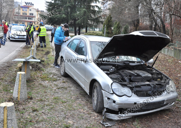 Младеж с Мерцедес разби бетонни конуси и пътен знак в Кенана