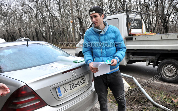 Младеж с Мерцедес разби бетонни конуси и пътен знак в Кенана