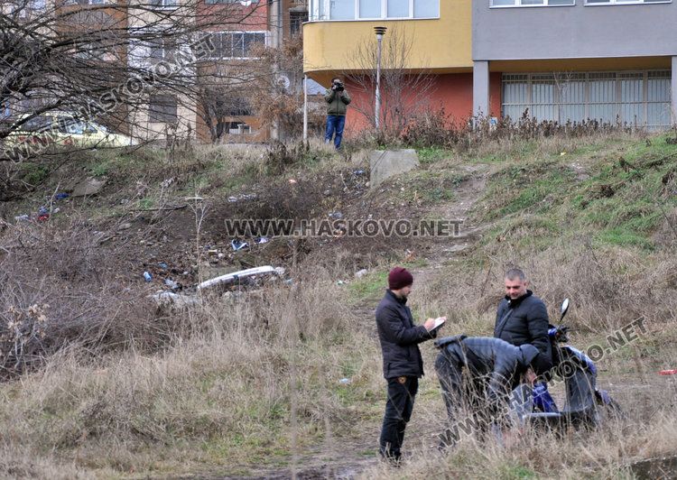 Зарязаха откраднат скутер в нива край Икономиката