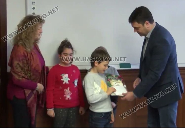 Парични награди и торти раздаде Общината на победителите в конкурса за коледна украса "Магията на Коледа"