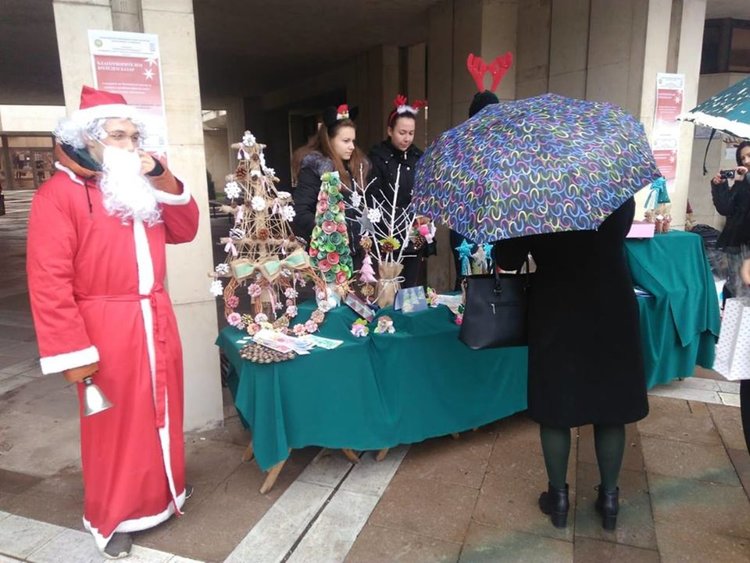 С атрактивен базар учениците от ПГСС събраха средства за болни деца