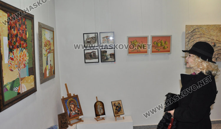 Хасковските художници с коледна изложба, кметът им обеща пленер 