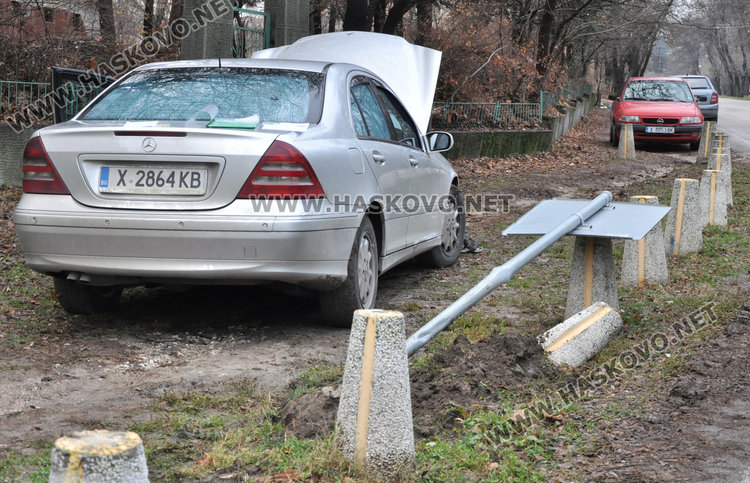 Младеж с Мерцедес разби бетонни конуси и пътен знак в Кенана