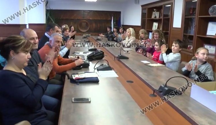 Парични награди и торти раздаде Общината на победителите в конкурса за коледна украса "Магията на Коледа"