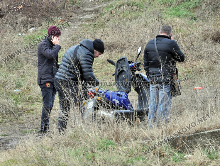 Зарязаха откраднат скутер в нива край Икономиката