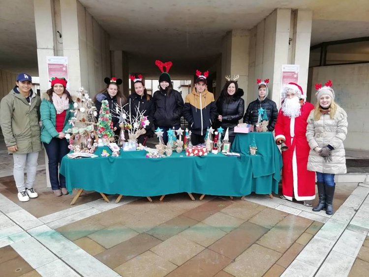 С атрактивен базар учениците от ПГСС събраха средства за болни деца