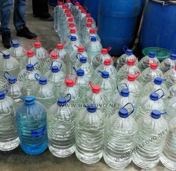  Митничари под прикритие задържаха нелегален алкохол по обява в Интернет