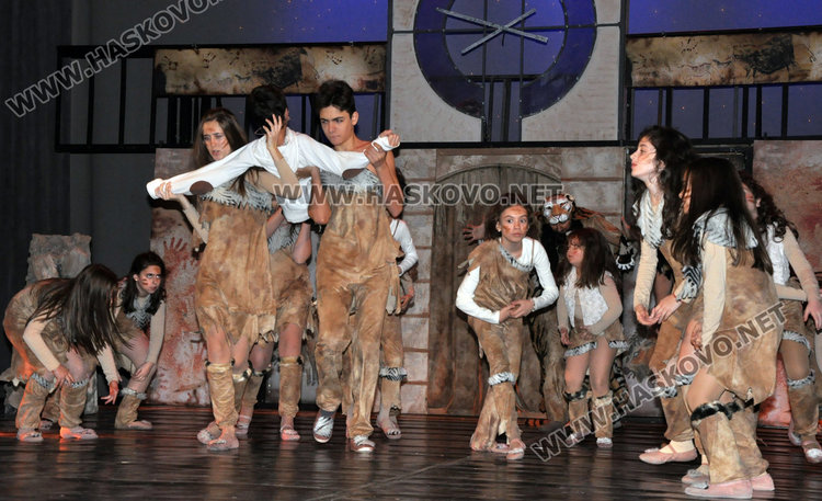 Децата на Хасково пътуваха в "Машина на времето" на Старозагорската опера