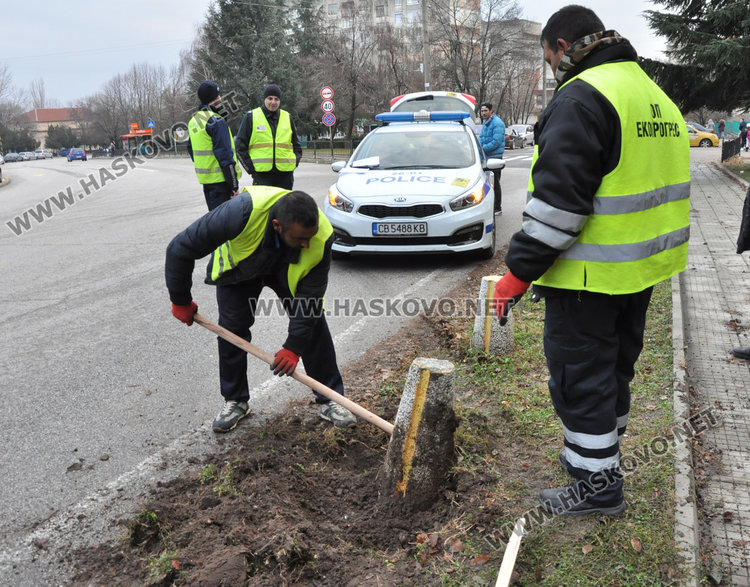 Младеж с Мерцедес разби бетонни конуси и пътен знак в Кенана