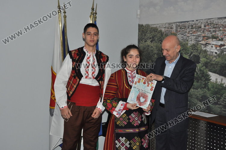 Атрактивна украса са представили и ПМГ "Акад. Боян Петканчин"