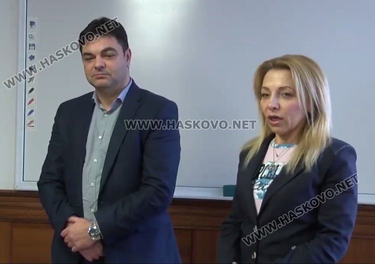 Парични награди и торти раздаде Общината на победителите в конкурса за коледна украса "Магията на Коледа"