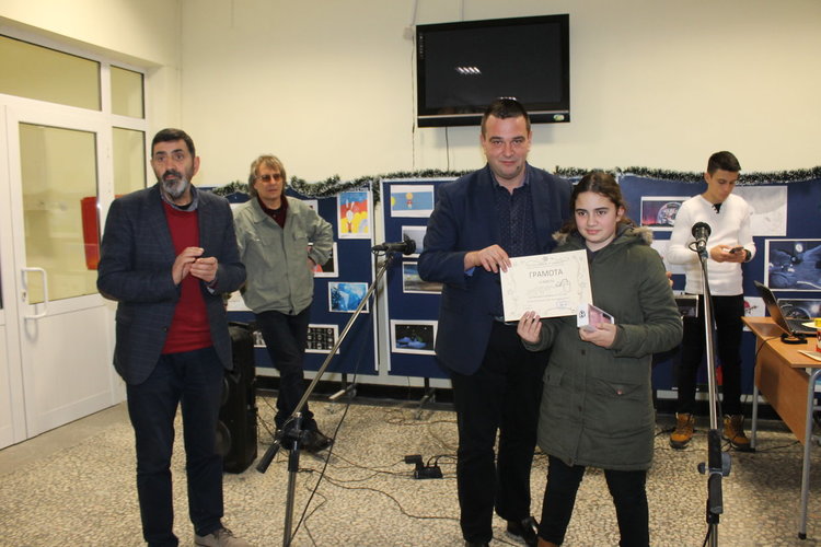 Областният управител награди ученици за най-добра компютърна графика