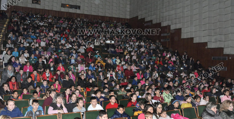 Децата на Хасково пътуваха в "Машина на времето" на Старозагорската опера