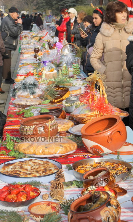 Коледен дух с традиционни обичаи, песни, коледен огън и много ястия на площад "България"