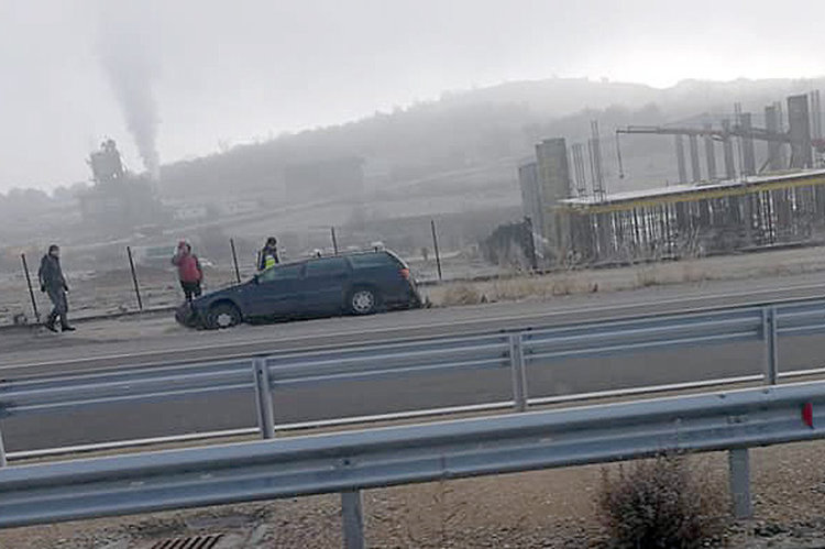 Пасат излетя в канавката на пътя за Димитровград, шофьорът го заряза